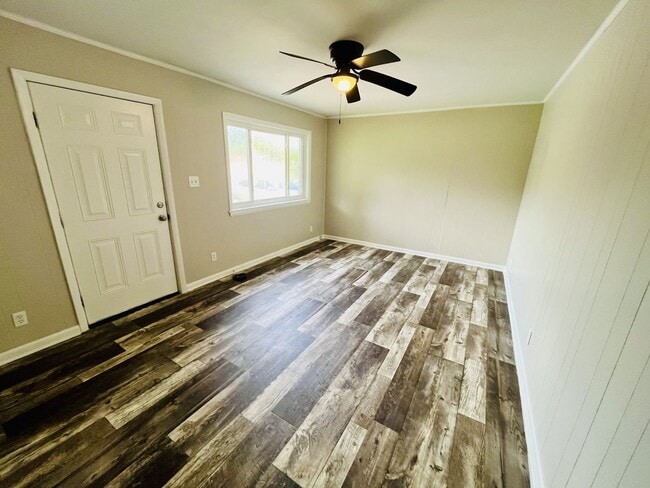 Building Photo - HALF OFF FIRST MONTH! 2 Bedroom 1 Bath inc... Rental