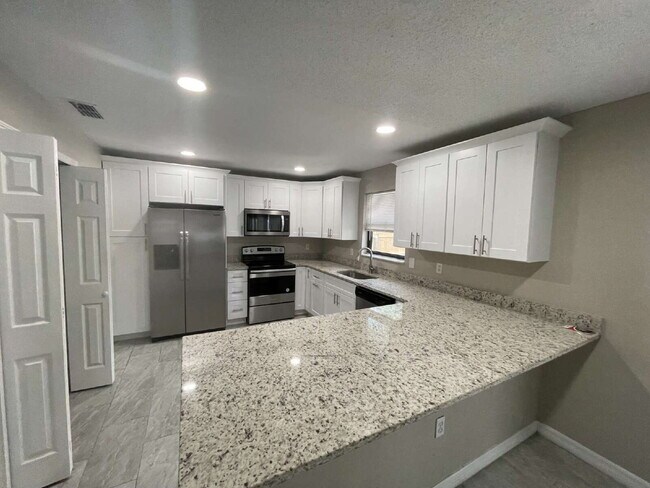 Photo - Charming 2-Bed Duplex with Ample Space on W Belmar St, Lakeland!