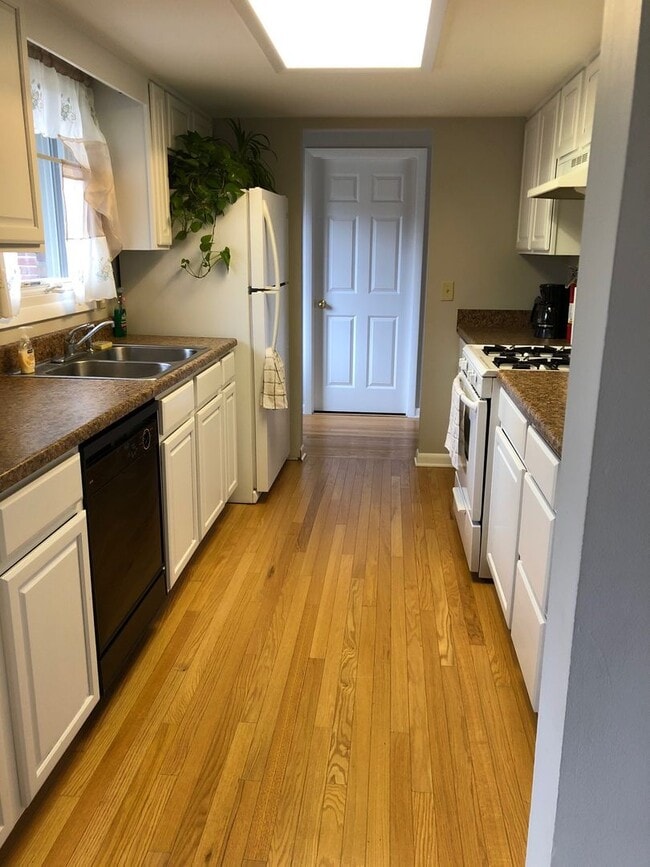 Photo - Charming 5 BD/3 BA down the street from Ke...