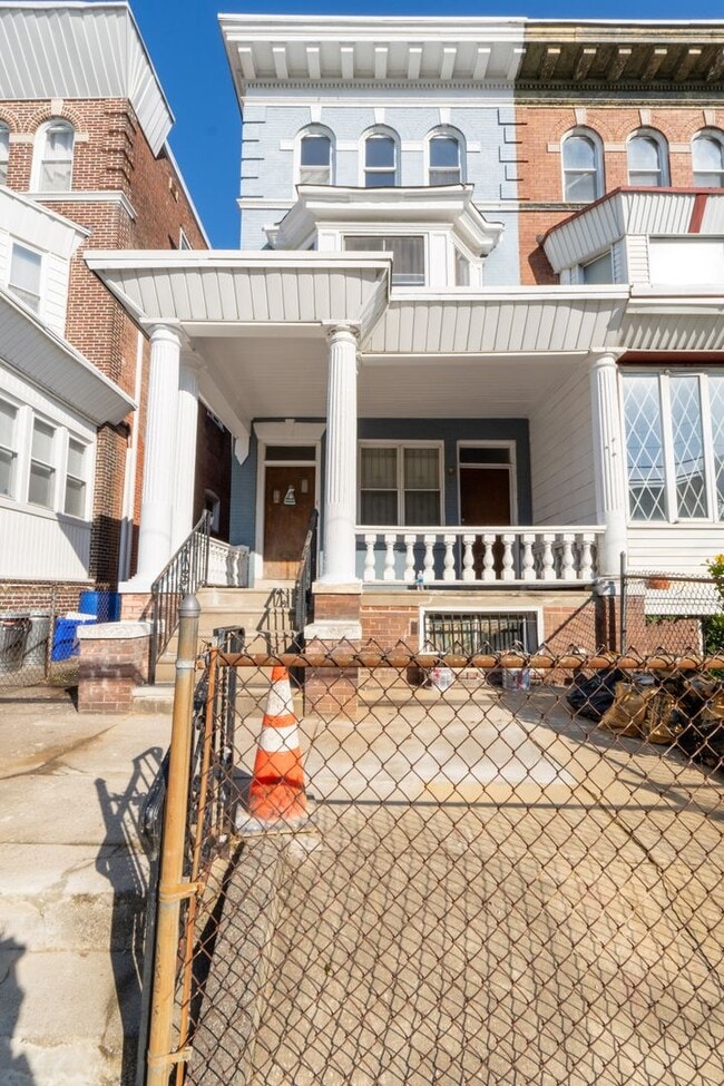 Building Photo - 5003 Pine St Unit 5003 Pine St 3rd Fl