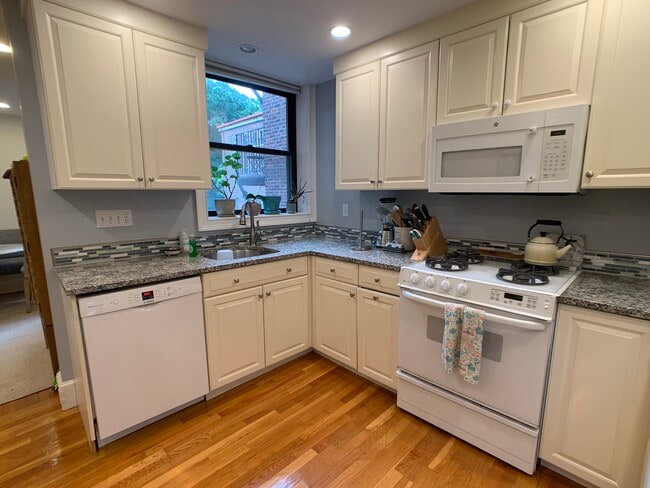 Photo - 1199 Beacon St Unidad 3