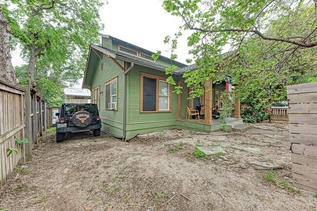 Building Photo - 2834 Salado St Rental