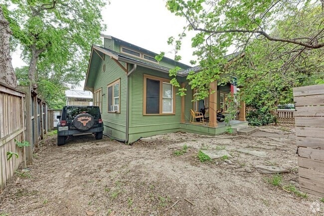 Building Photo - 2834 Salado St Rental