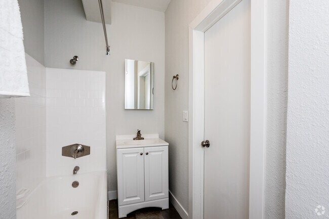 1BR, 1BA - 617 SF