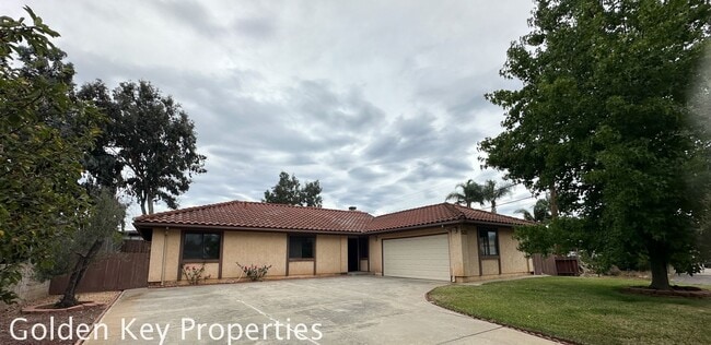 Single-level 4-Bedroom home on a large cor... - Single-level 4-Bedroom home on a large cor...