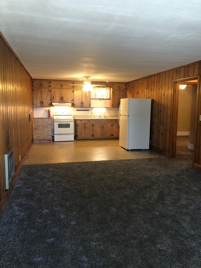 Kitchen - 213 E Walnut St Unit C