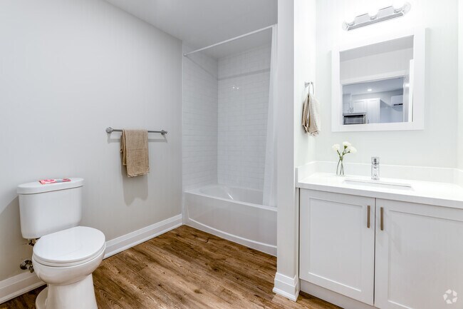 1BR, 1BA - 472SF - Bathroom