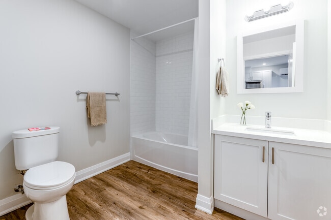 1BR, 1BA - 472SF - Bathroom - 38 King Street W