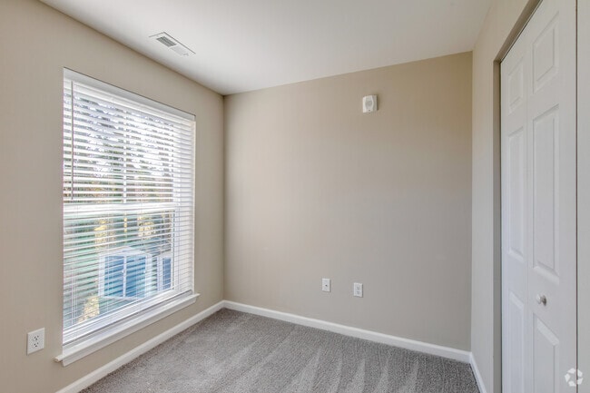 2BR, 2BA - 863SF