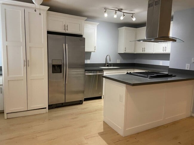 Building Photo - 302 Bicknell Ave Unit 305 Rental