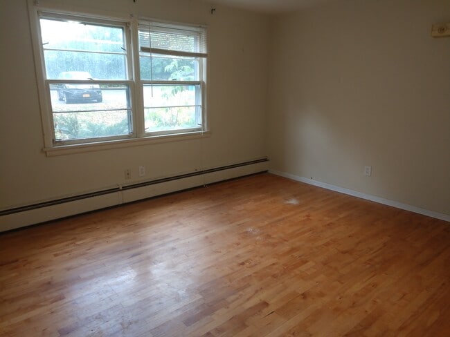 Foto 2 del salón - 4907 Grolier Rd Unidad 4