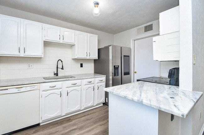 Building Photo - 6915 Jeb Stuart Dr