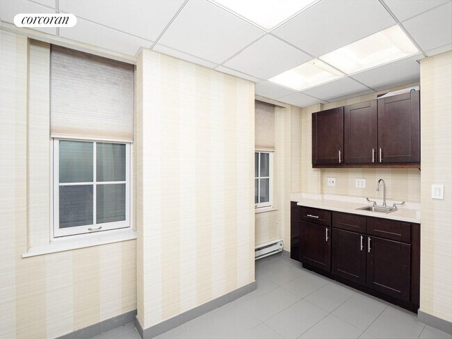 Photo - 137 E 67th St