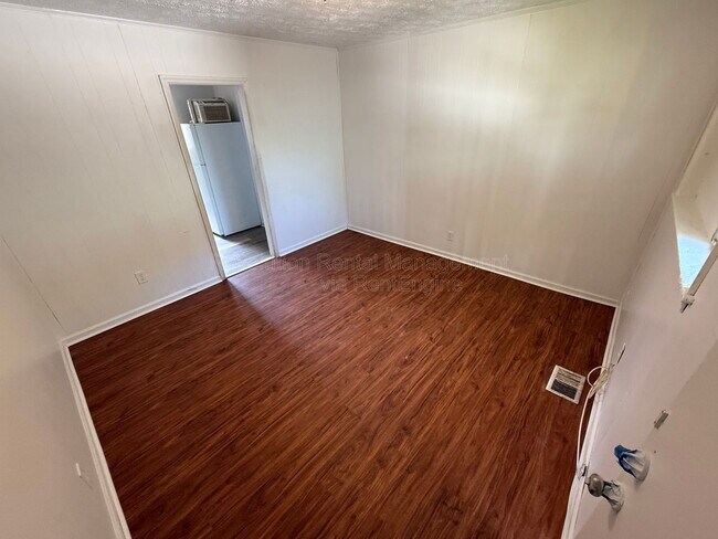 Photo - 721 English St