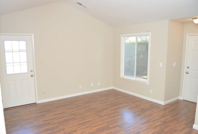 Photo - 20 Fairgate Ln