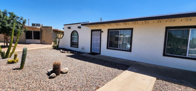 Building Photo - 1041 N Mesa Dr Rental