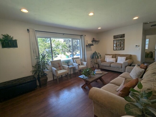 Building Photo - Fabulous 4 Bedroom 2 Bath House with Big F...