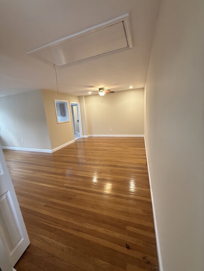 Vista de la entrada (sala de estar) - 190 Institute Rd