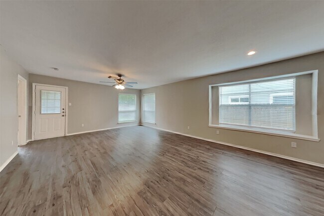 Building Photo - 2039 Greencrest Dr Rental