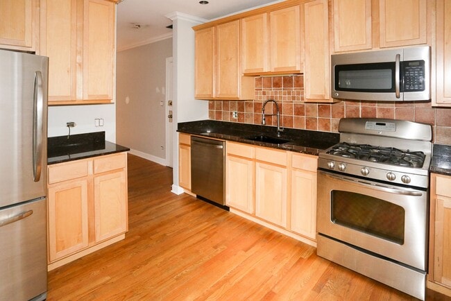 Photo - 638 W Roscoe St Unit 1