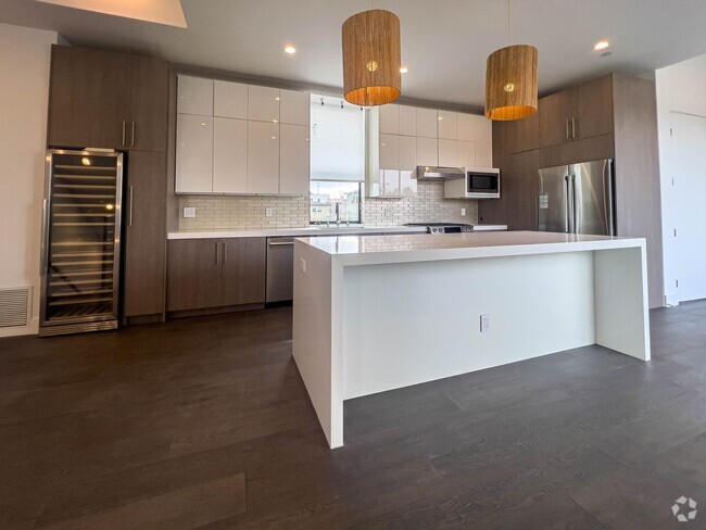 Building Photo - 3 BR / 3.5 Bath Renovated Town-House in Pr...