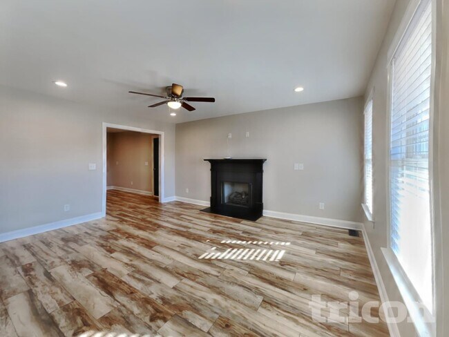 Photo - 302 Oxfordshire Dr