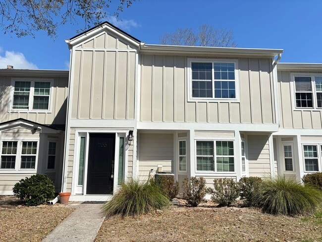 Building Photo - Available now. Beautiful, REMODELED 3 BR/2 BA in the Heart of Mt Pleasant!