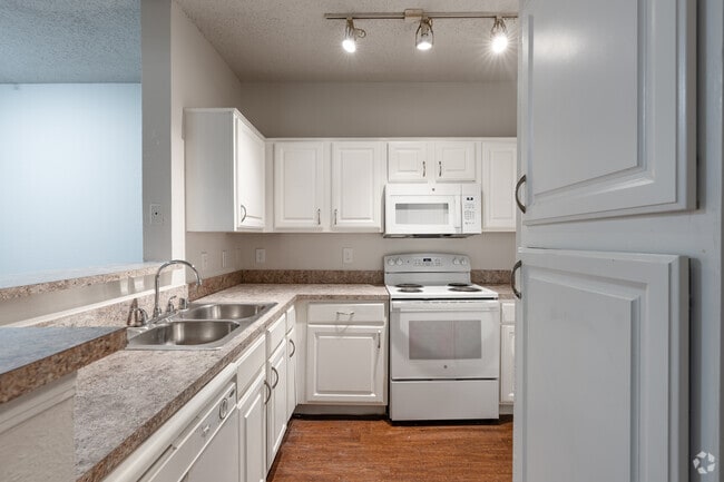 2BR, 2BA - 1,066SF
