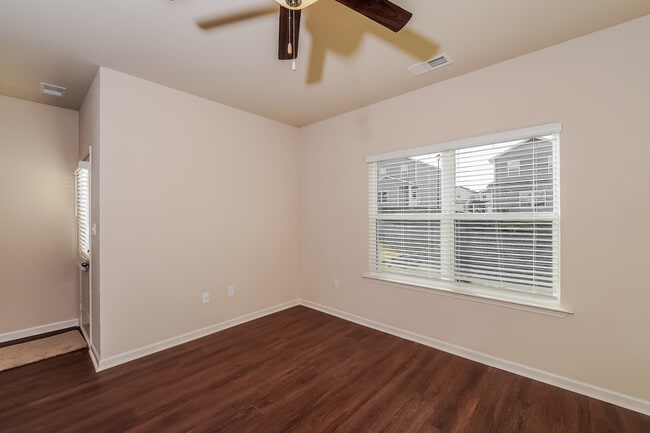 Photo - 6048 Rainbow Row