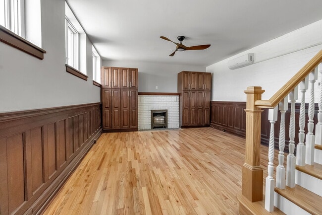 Building Photo - 670 Main St Rental