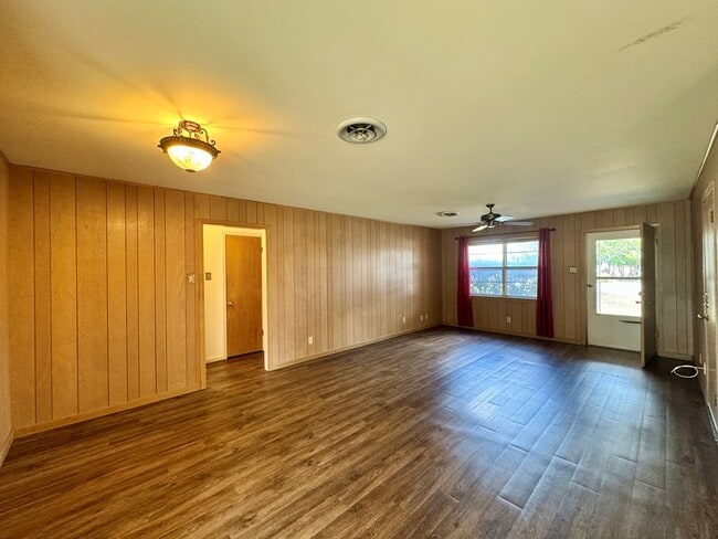 Photo - 719 Lake Dr