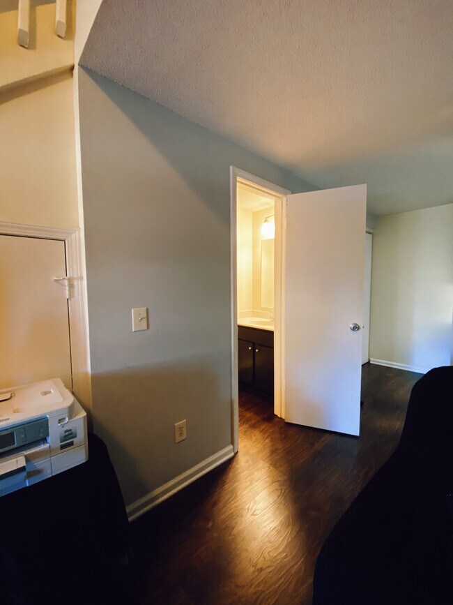 Hallway (1st Floor) - 416 Racine Dr Unit 204