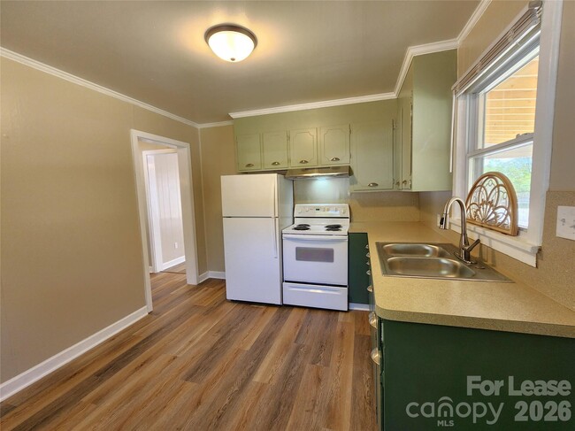 Photo - 1421 Midlake Ave
