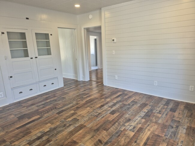 Photo - 547 McLean Rd