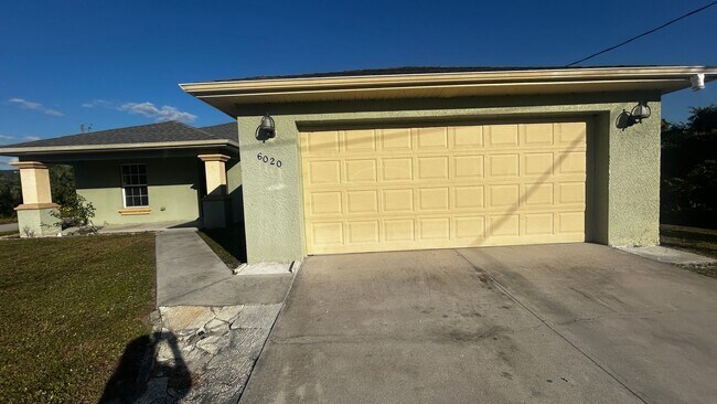 Building Photo - SPECIAL $500 off 1st Months' Rent-Charming Single-Family Home for Rent in Lehigh Acres