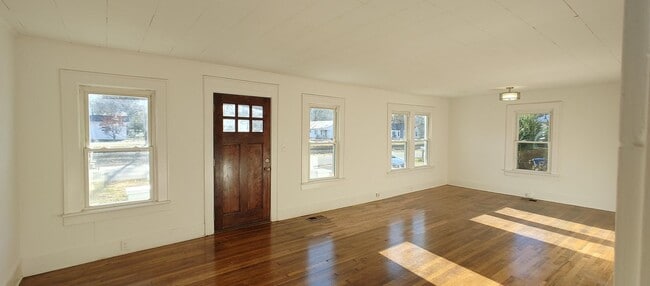 Photo - Charming Red Bank Home close to Restaurants, shops and parks!