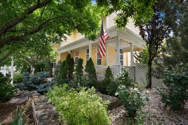 Disfrute de su café de la mañana en el porche cubierto y envolvente. - 4144 Lost Canyon Drive