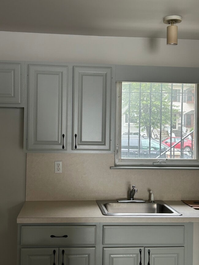 Building Photo - 3370 Baychester Ave Unit 2 Rental