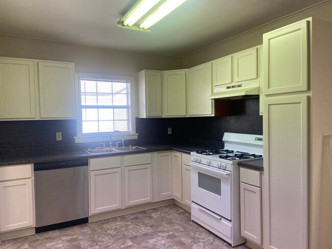 Photo - 147 E Elmwood St Unit 147