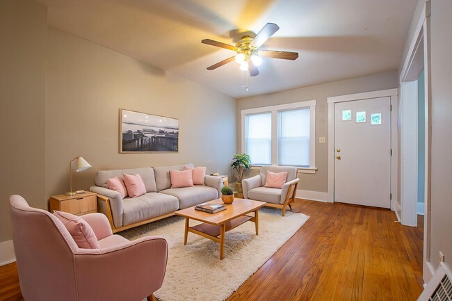 Building Photo - 2 Bedroom / 1 Bath Duplex with Garage in Askarben!