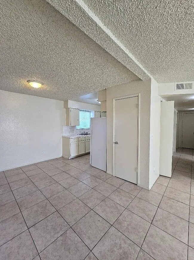 Building Photo - 2553 S Holloway Ave Unit 102 Rental