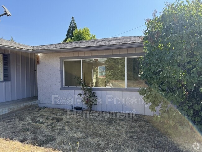 Building Photo - 3028 NE Douglas Ave Rental