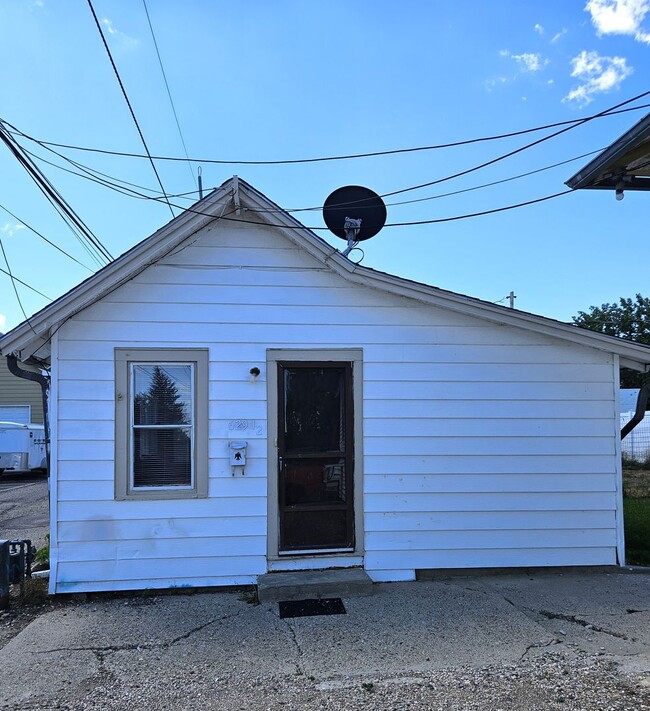 Building Photo - 629 W 11th St Unit 629 1/2 W. 11th Rental