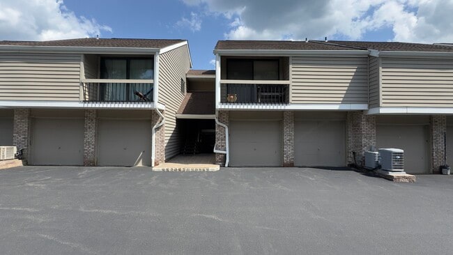 Building Photo - 5 Evergreen Dr Unit 5 Evergreen Dr Rental