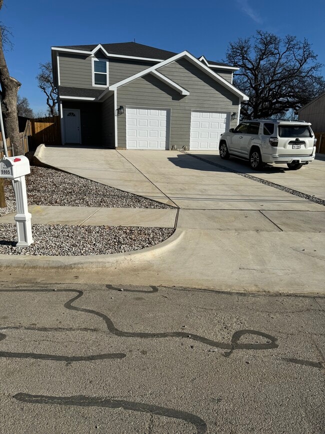 Building Photo - 5905 S Hampshire Blvd