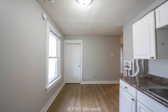 "Charming & Cozy 2BR, 2BA Retreat in Indianapolis - Your Perfect Urban Oasis Awaits!"