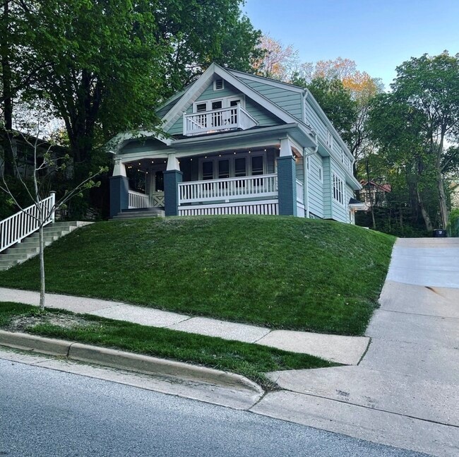 Building Photo - 1424 N 70th St Unit Upper duplex