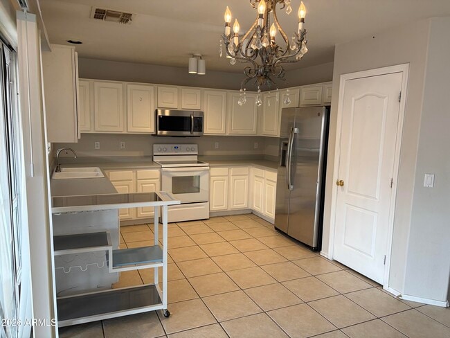 128 W Oxford Ln