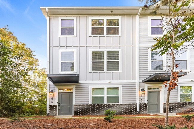 Building Photo - Beautiful 3BR 3.5BA Townhome w/ Full Appliance Kitchen Garage Parking in University