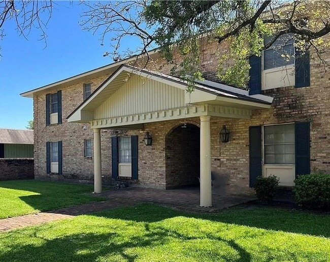 Building Photo - New Listing in a great location Rental